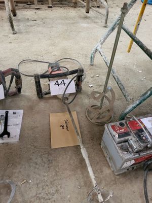 beaucoup d'outils qui traînent par terre