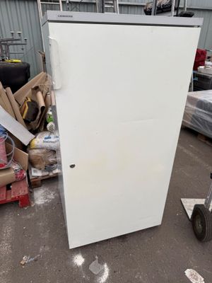 image d'un réfrigérateur blanc dans un entrepôt