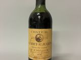 une bouteille de vin posée sur une table