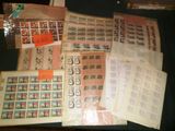 beaucoup de timbres et d'enveloppes posés sur une table