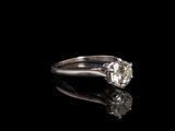gros plan d'une bague en diamant sur une surface noire