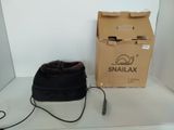 un petit sac noir posé à côté d'une petite boîte marron