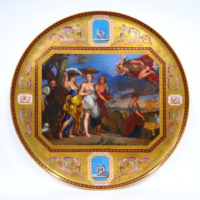une assiette décorée d'une peinture, accrochée au mur