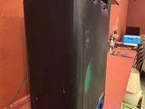 une enceinte noire posée sur une table