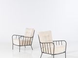 une paire de chaises longues de style « person »