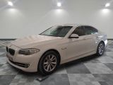 une photo d'une voiture bmw blanche dans une salle d'exposition