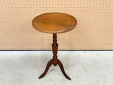 une image d'une petite table en bois avec un plateau en bois