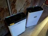 deux poubelles posées l'une à côté de l'autre sur le sol