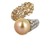 une image d'une bague en perles et diamants sur fond blanc