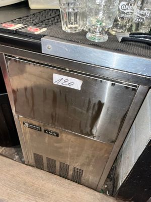 un petit réfrigérateur sur lequel sont posées de nombreuses bouteilles