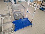 un chariot bleu posé au milieu d'une pièce