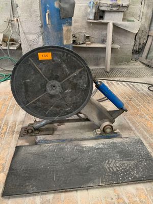 a machine that is sitting on the floor in the room