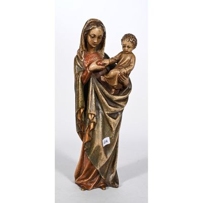une statue de femme tenant un bébé dans ses bras