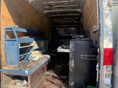 une photo d'un camion rempli de bric-à-brac