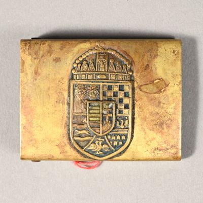HONGRIE. Plaque de ceinturon, tout laiton à motif couronné, …