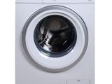 gros plan d'une machine à laver sur fond blanc