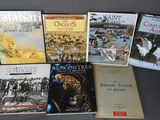 plusieurs livres posés sur une table, l'une sur fond noir et l'autre sur fond gris