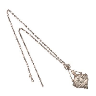 un gros plan d'un collier en argent orné d'un oiseau