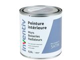 le pot de peinture est posé sur une surface blanche