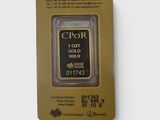 un lingot d'or dans un emballage auquel est jointe une carte