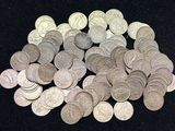 une pile de pièces d'argent posée sur une surface noire