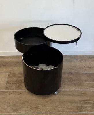 deux tables noires et blanches posées sur un parquet en bois massif