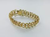 un bracelet en or composé d'un maillon et d'un fermoir