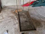 un chariot posé par terre dans le garage