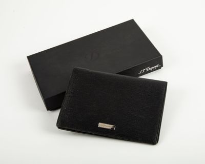 un portefeuille en cuir noir posé sur une boîte noire