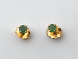une paire de boucles d'oreilles en or et émeraude
