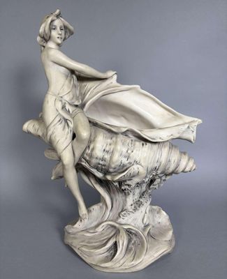 une image représentant une statue d'une femme assise sur un coquillage