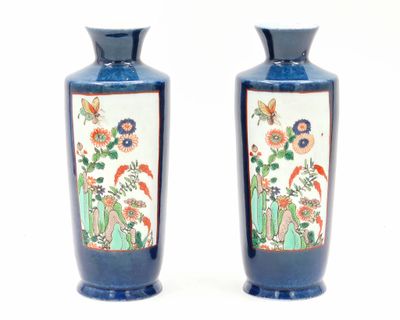 deux vases décorés de fleurs et d'oiseaux