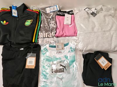 beaucoup de vêtements éparpillés sur un lit