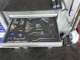 un bac à outils contenant des outils, dans un garage