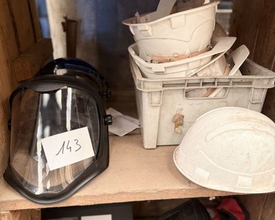 beaucoup de vaisselle sale sur l'étagère de la cuisine