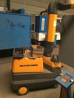 une machine posée sur un chariot dans un entrepôt