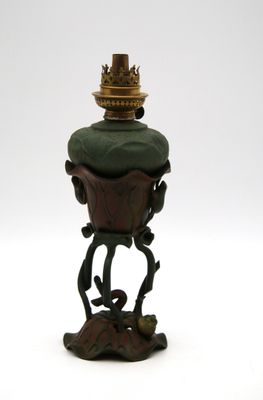 un petit vase surmonté d'une couronne