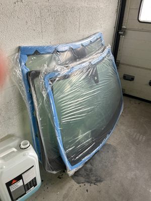 un réfrigérateur et un réfrigérateur-congélateur dans un garage