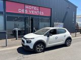 La voiture blanche est garée devant l'Hôtel des Ventes.
