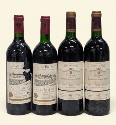 trois bouteilles de vin rouge sont alignées sur une surface blanche