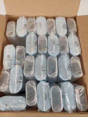 une boîte remplie de récipients en plastique posée sur une table