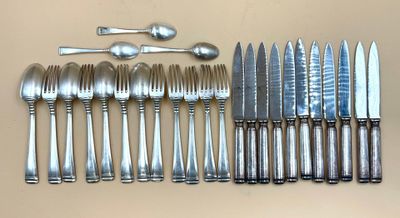 beaucoup de cuillères et de couteaux en argent sur la table