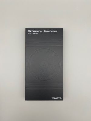 une image représentant un livre à la couverture noire posé sur une surface blanche