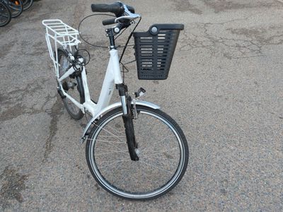 un vélo blanc avec un panier à l'arrière