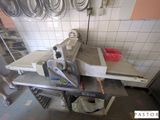 une machine posée sur une table dans une cuisine