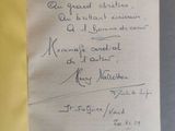 une feuille de papier avec une écriture dessus, posée sur une table