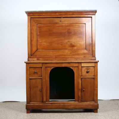 Secrétaire à deux corps en merisier mouluré. Il ouvre à un a…