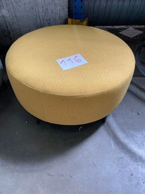 1 POUF ROND en tissu jaune. 60x60x40 cm