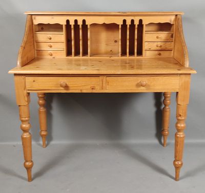 un bureau en bois avec des tiroirs et un tiroir en dessous
