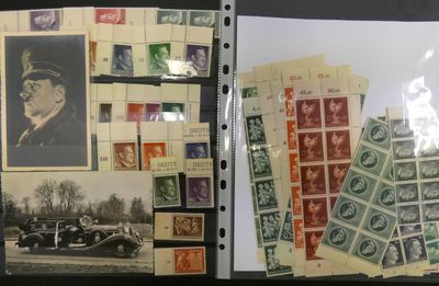 un livre avec beaucoup de timbres
